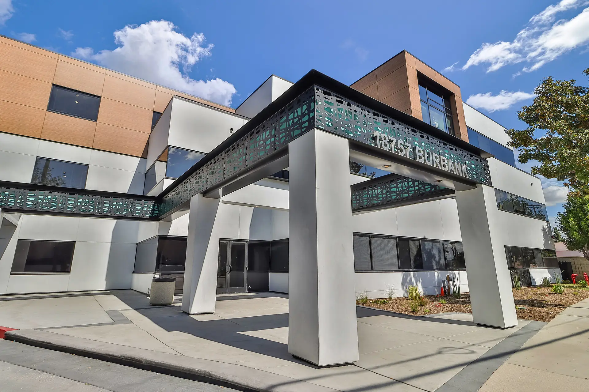 18757 Burbank Blvd, Tarzana, CA 91356